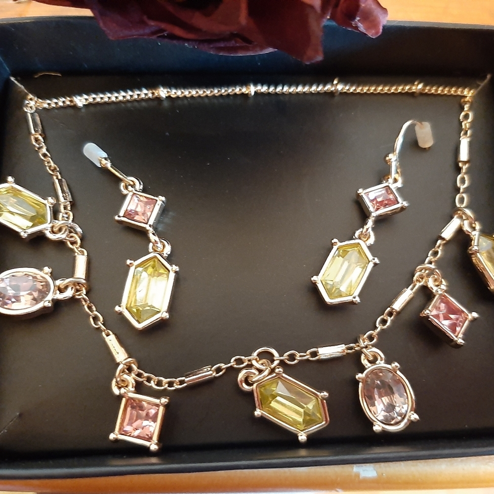 Beautiful gv9 Necklace and Earrings - Picture 3 of 3